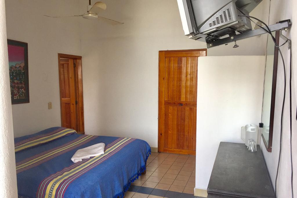 Hotel Mayflower Puerto Escondido  Dış mekan fotoğraf